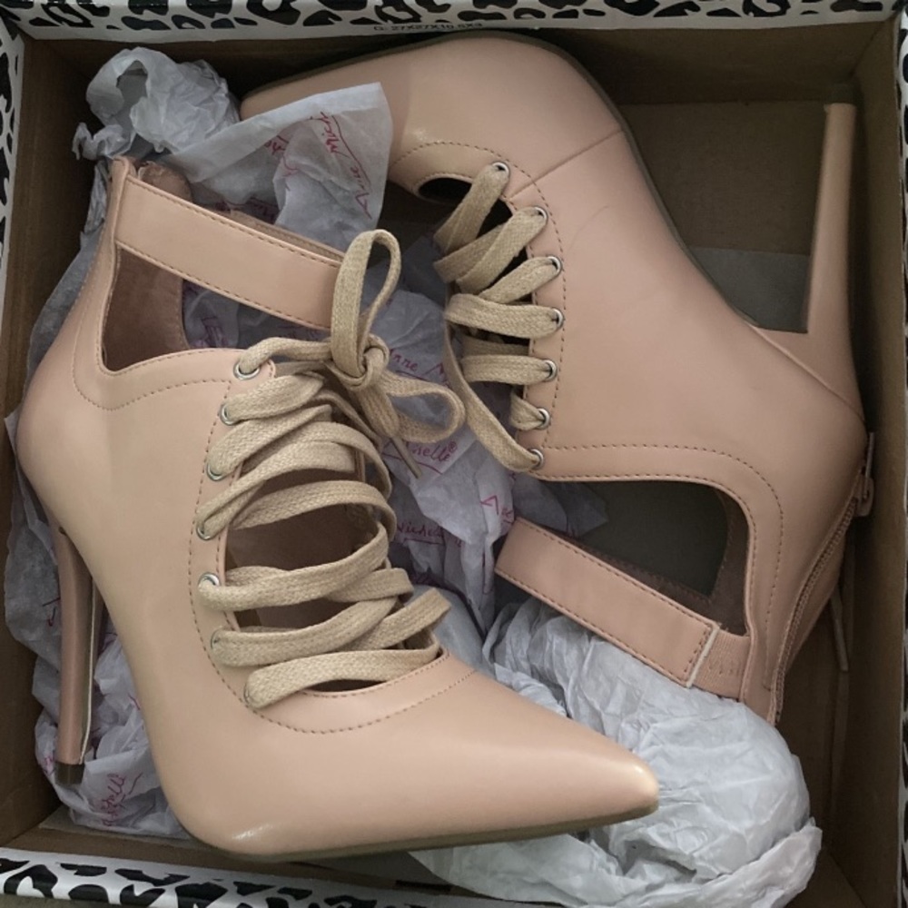 Pointed toe heels - Picture 2 of 2